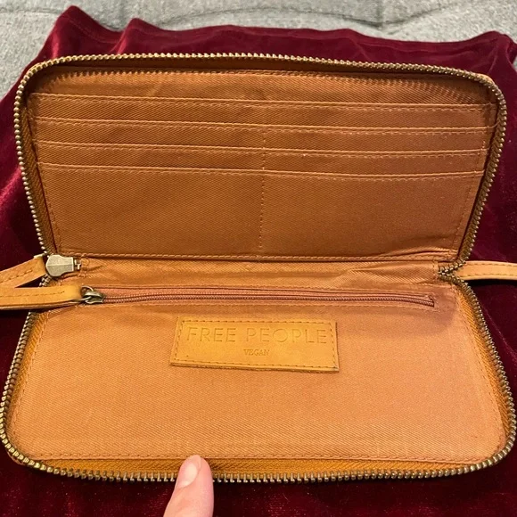 NWT Free People Wallet Brown Distressed Vegan Wristlet Strap Zip Closure Clutch - Picture 4 of 4